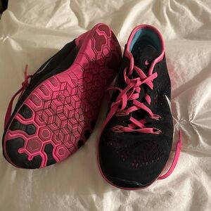 Nike Women's Black and Pink Athletic Shoes